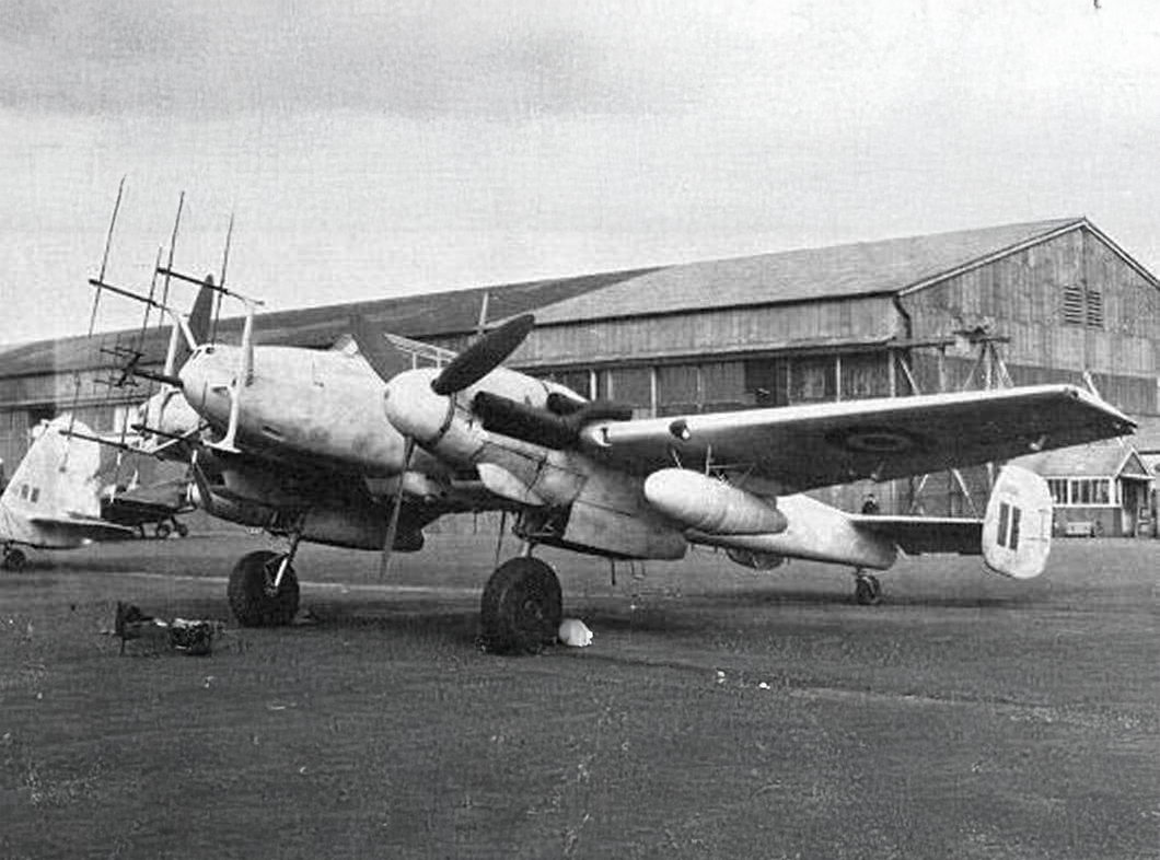 Britek által zsákmányolt éjszakai vadász célokra kialatított német Me-110G-4 típusú nehéz vadászrepülő és gyorsbombázó (Wikimedia Commons)