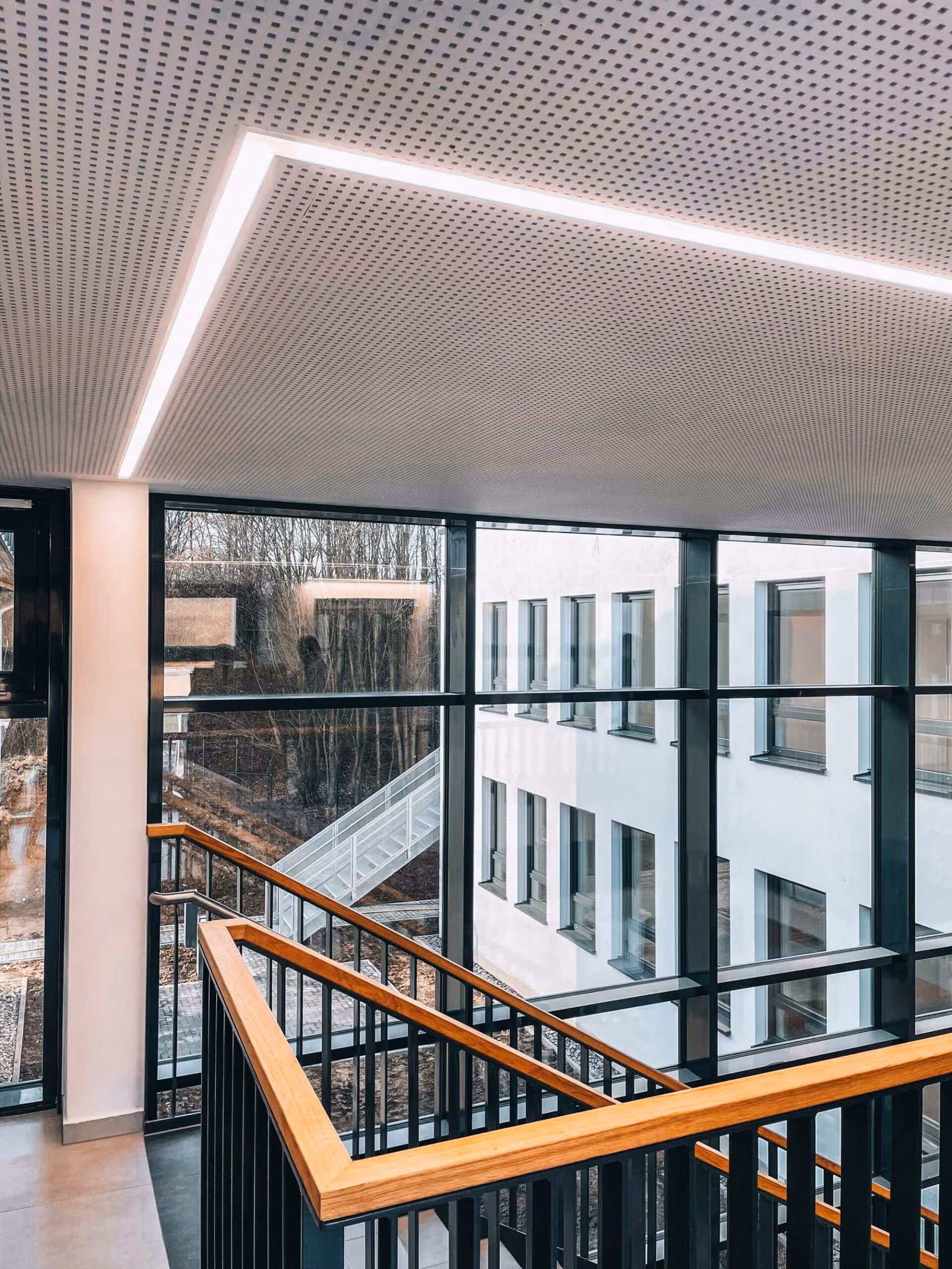 Innenansicht eines Foyers und Streifenbeleuchtung an der Decke