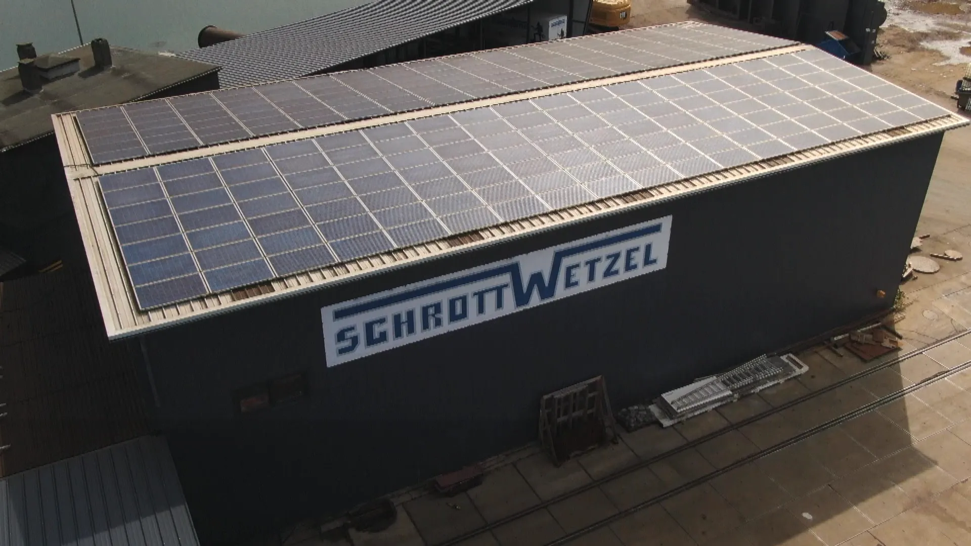 Zu sehen ist eine der Solardachanlagen von Schrott Wetzel.