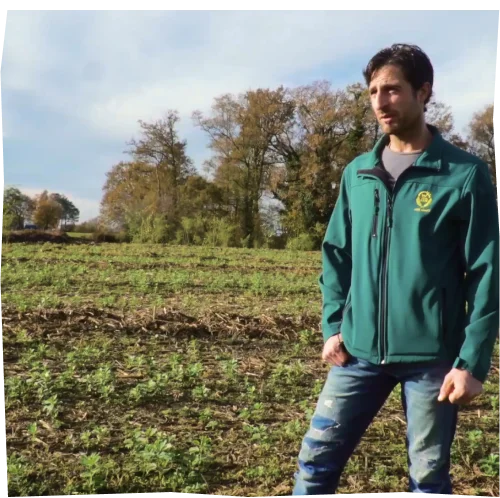 jordan agriculteur dans son champ de bambou