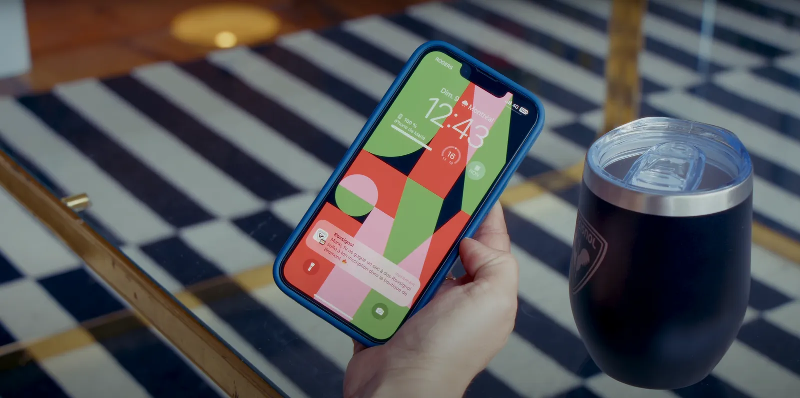 Notification push Apple Wallet sur l'écran de verrouillage d'un iPhone