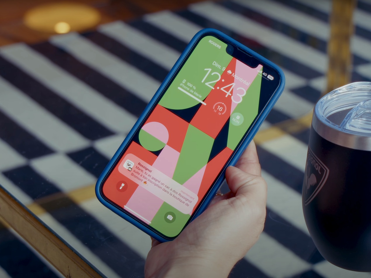 Client recevant une notification Apple Wallet de sa carte client Rossignol sur l'écran verrouillé de son iPhone