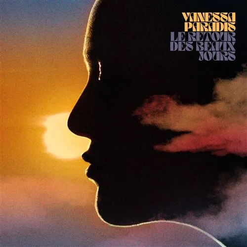 Femme nue portant un casque noir, masquant partiellement son visage, avec des cheveux longs flottant, et des inscriptions rouges et violettes sur son corps.