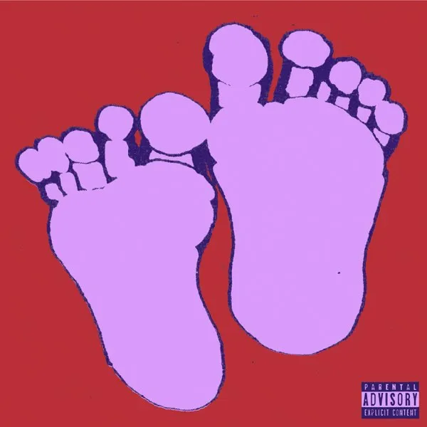 Groupe de sept personnes habillées en costumes souriant et riant ensemble devant un bureau.