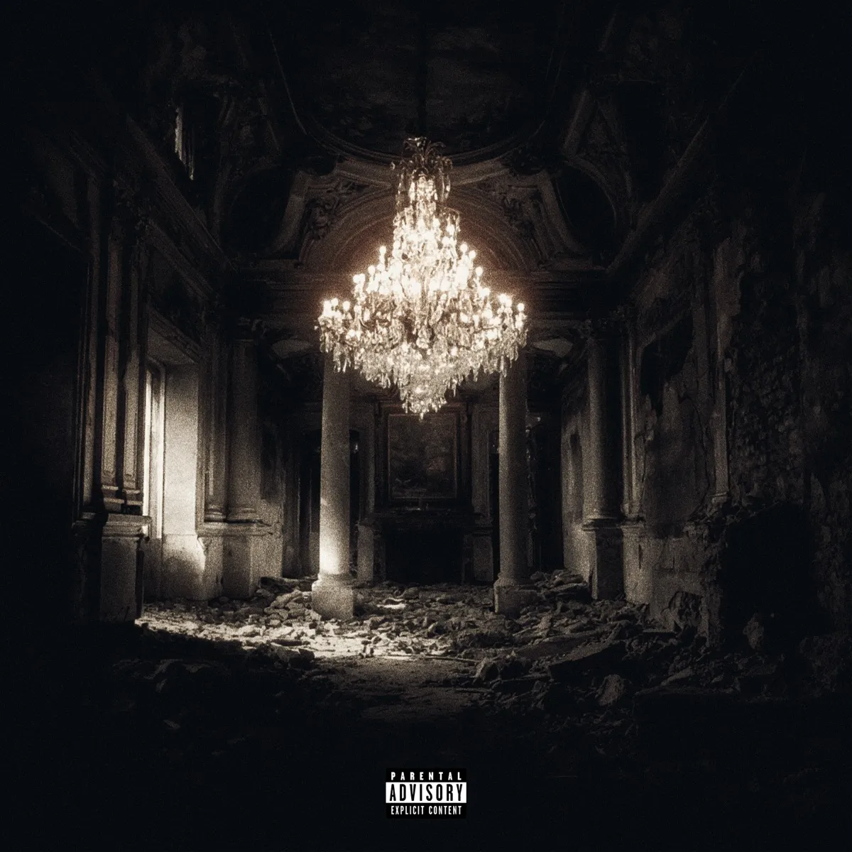 Deux personnes vêtues de noir, l'une portant l'autre sur ses épaules sous un ciel nuageux.