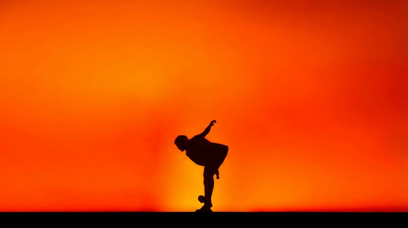 Chanteur seul sur scène éclairé par de puissants projecteurs blancs face à une foule nombreuse.