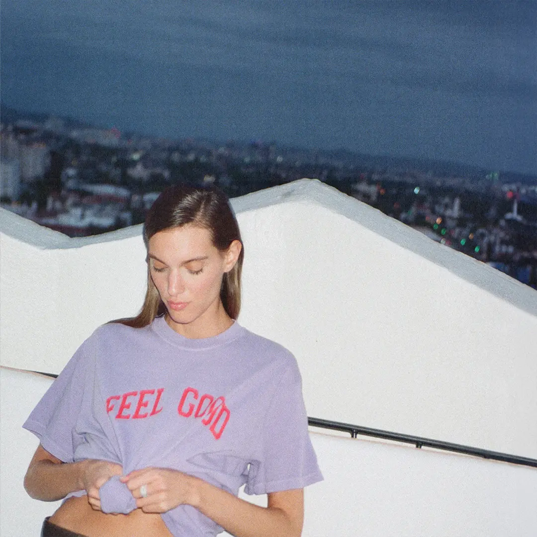 Silhouette d'une personne penchée en avant tenant un microphone, avec un arrière-plan orange vif.