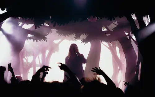 Person en mouvement flou courant vers la gauche sur un fond gris.