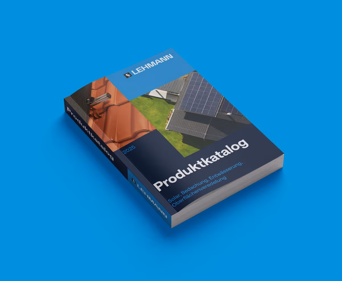 Ein gedruckter Produktkatalog 2025 von Lehmann mit Bildern von Dachziegeln und einem Haus mit Solarpanelen auf dem Dach, auf blauem Hintergrund.