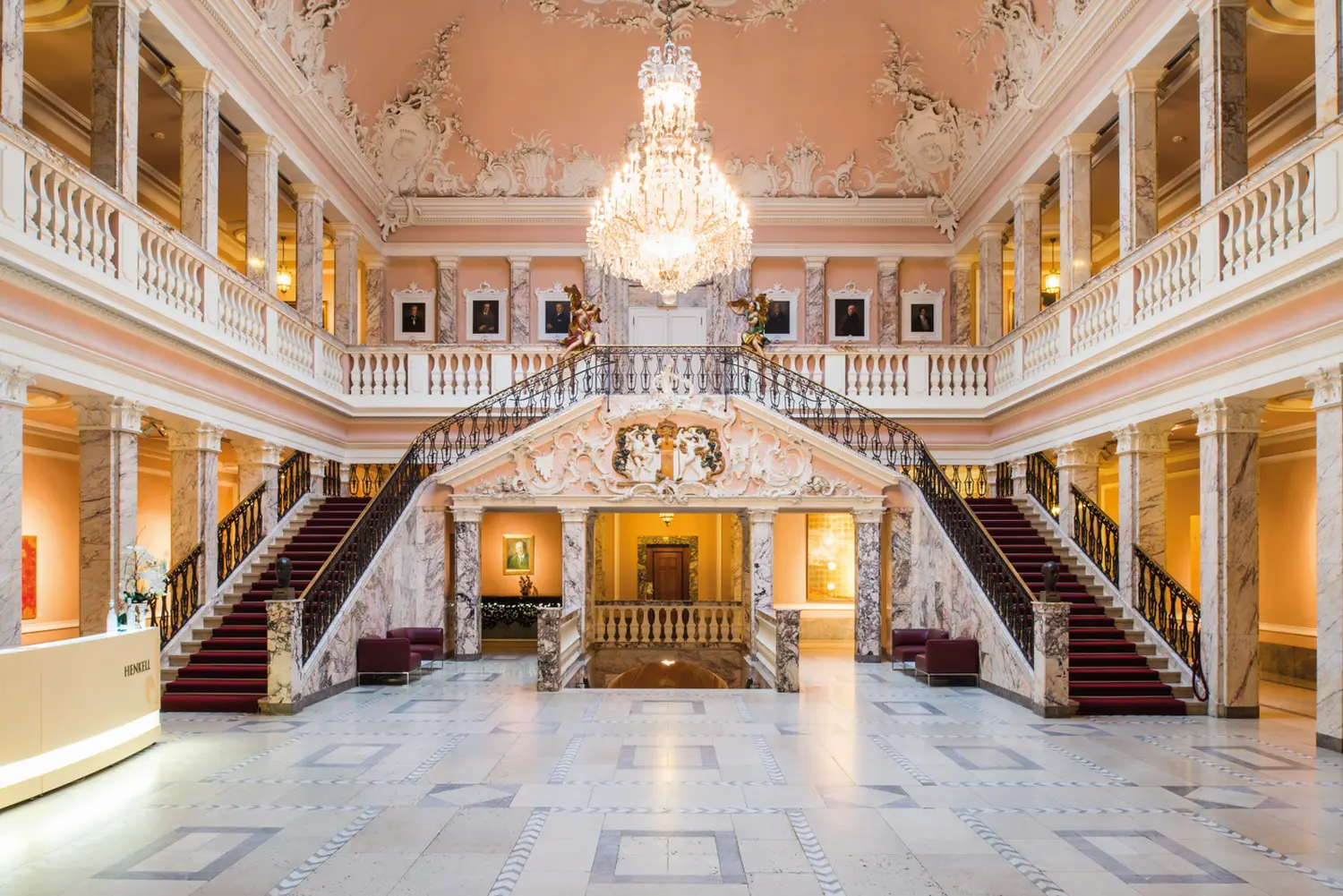 Erleben Sie das Handwerk des Degorgierens live bei Henkell Freixenet! Buchen Sie die exklusive Celebrate Life-Tour in Wiesbaden, inkl. Verkostung von 3 Premium-Sekten.