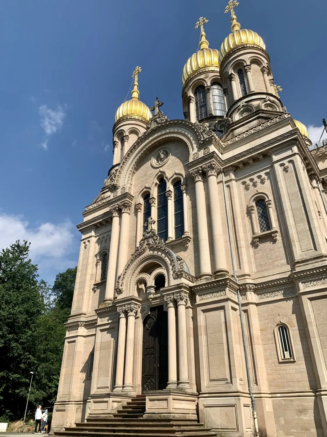 Die Russische Orthodoxe Kirche auf dem Neroberg in Wiesbaden mit ihren strahlend goldenen Kuppeln. Eine Top-Sehenswürdigkeit auf einer Stadtführung in Wiesbaden mit GSW Tours.