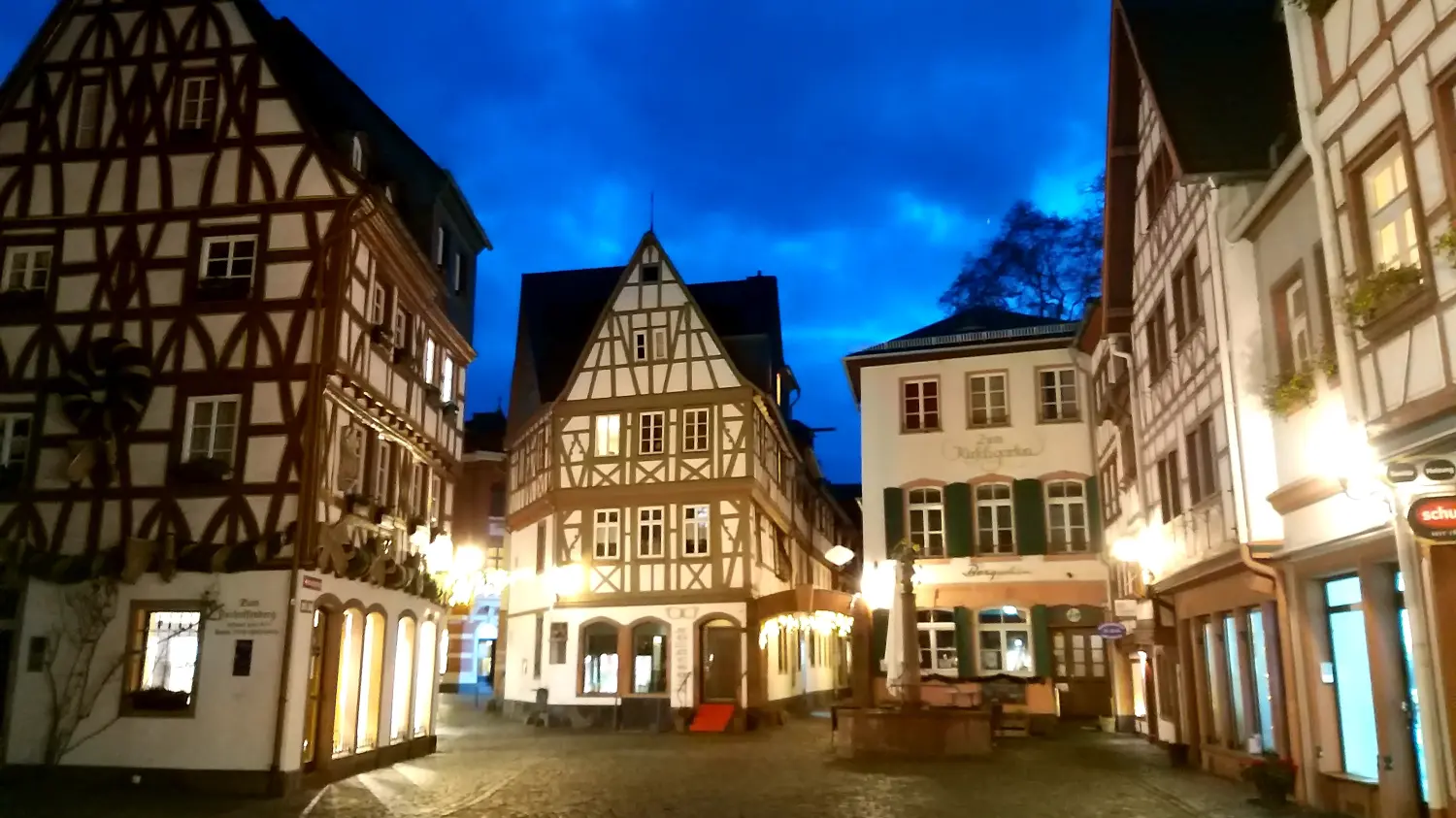 Die historischen Fachwerkhäuser am Kirschgarten in der Mainzer Altstadt bei romantischer Abendbeleuchtung. Eine unvergessliche Station jeder Mainz-Stadtführung mit GSW Tours.