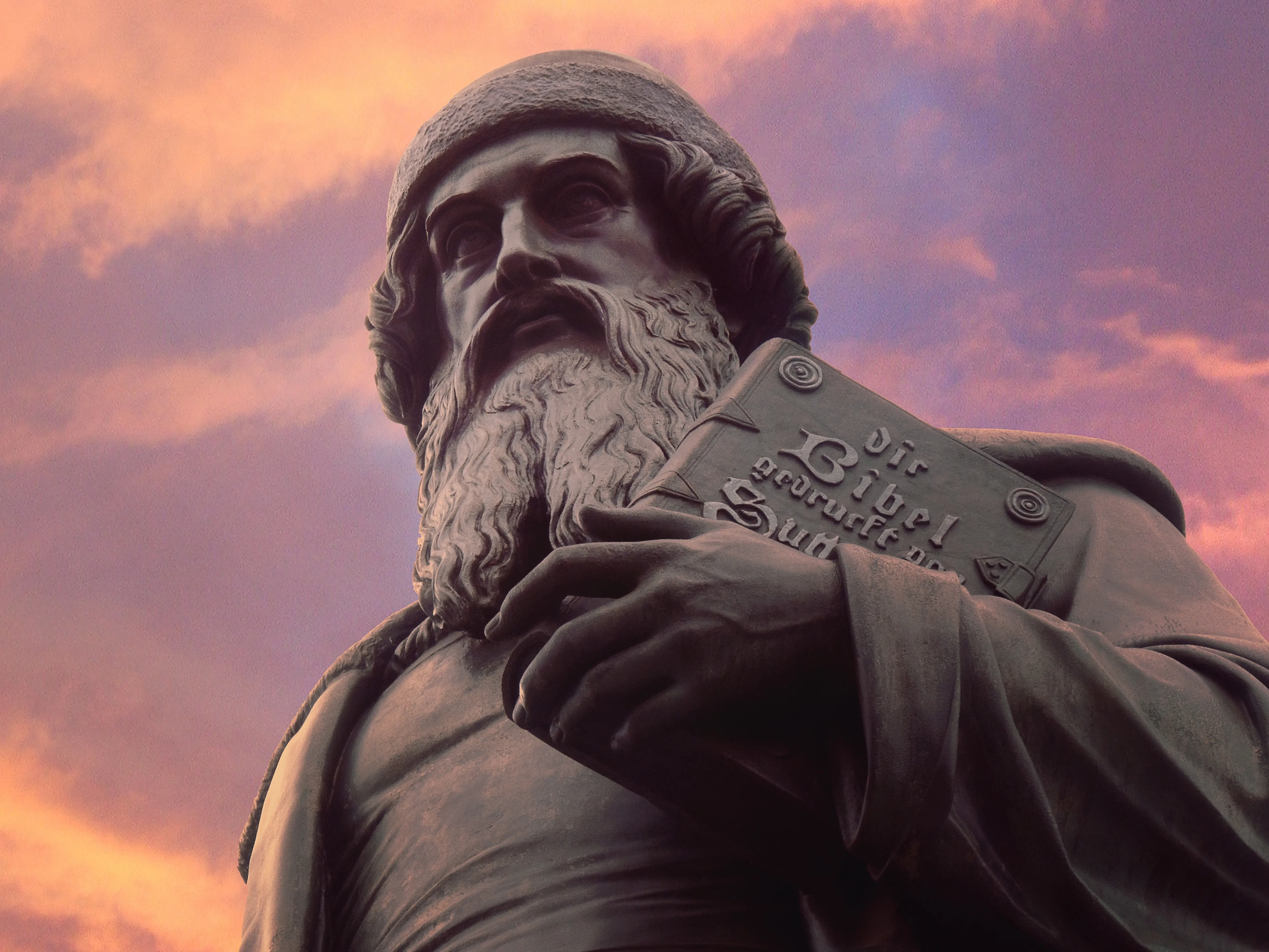 Gutenberg live erleben! Buchen Sie Ihre private Führung durch die Interimausstellung in Mainz. Sehen Sie die originalen Gutenberg-Bibeln und die berühmte Druckpresse. Jetzt buchen!