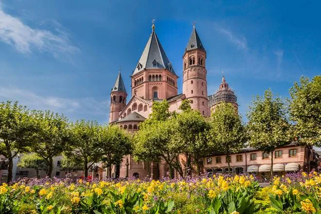 Erleben Sie das Herz von Mainz auf einer privaten Stadtführung! Entdecken Sie den imposanten Dom und schlendern Sie mit Ihrem persönlichen Guide durch die historische Altstadt. Jetzt Tour buchen!