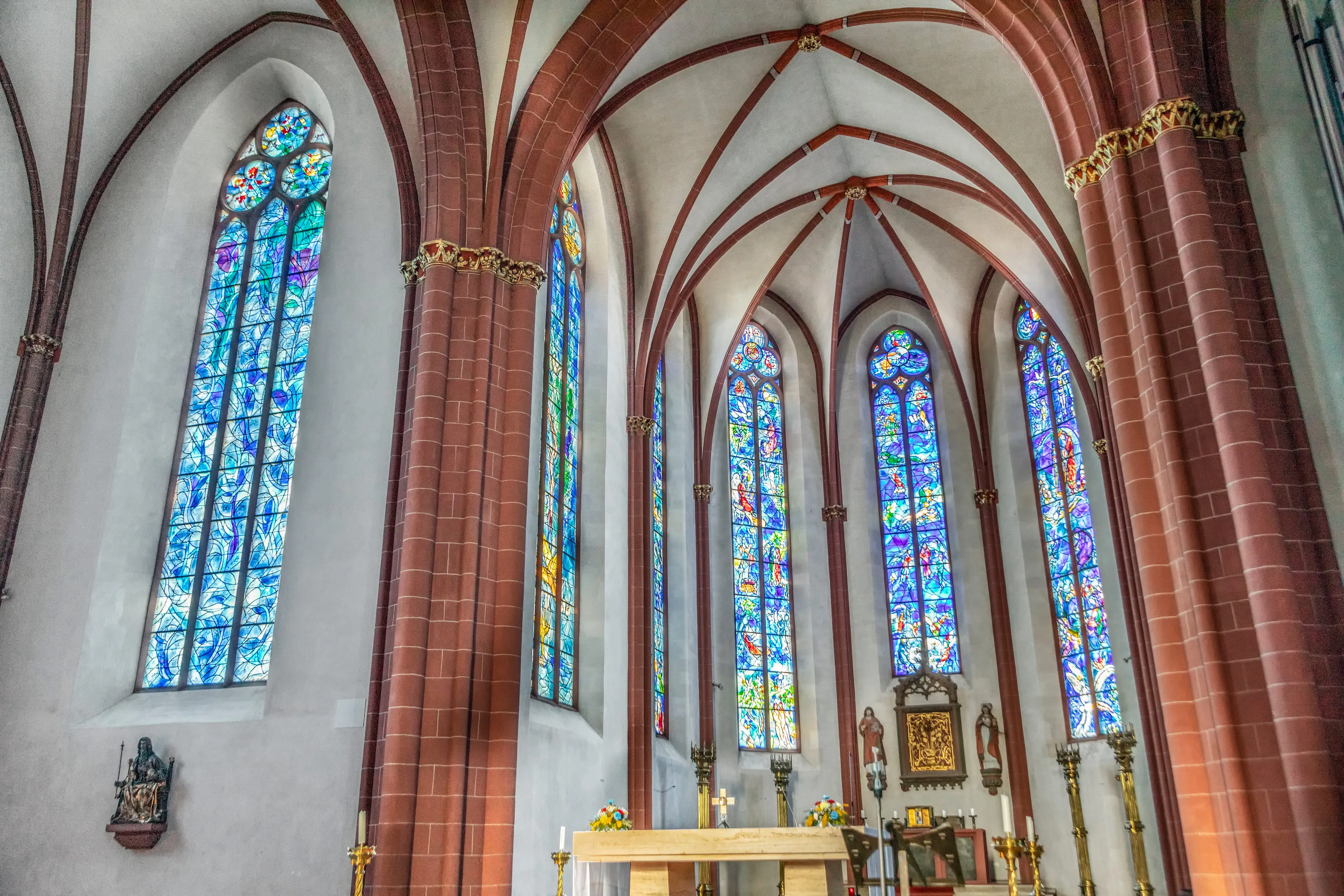 Erleben Sie Mainzer Highlights! Private Führung zu den weltberühmten blauen Chagall-Fenstern in St. Stephan & dem närrischen Fastnachtsbrunnen. Buchen Sie jetzt Ihr Kulturerlebnis!