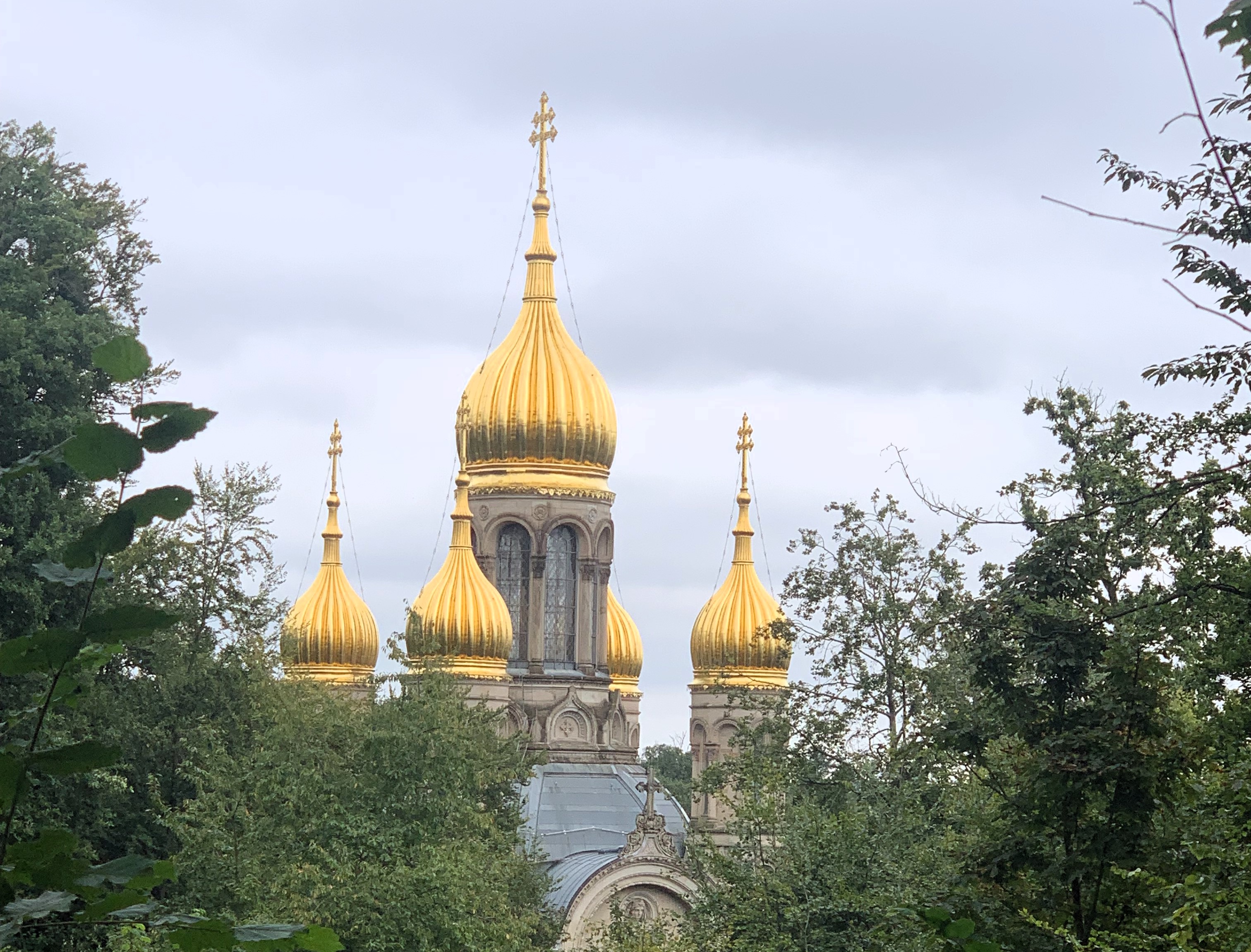 Erleben Sie Wiesbadens schönste Aussicht! Buchen Sie eine private Führung auf den Neroberg zur berühmten Russischen Kirche. Jetzt Tour planen!