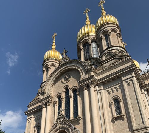 Entdecken Sie Wiesbadens Highlights bequem auf einer privaten Busrundfahrt für Gruppen! Die Tour führt Sie vom Stadtzentrum zum Schloss Biebrich und zum Neroberg mit seiner Russischen Kirche. Jetzt anfragen!