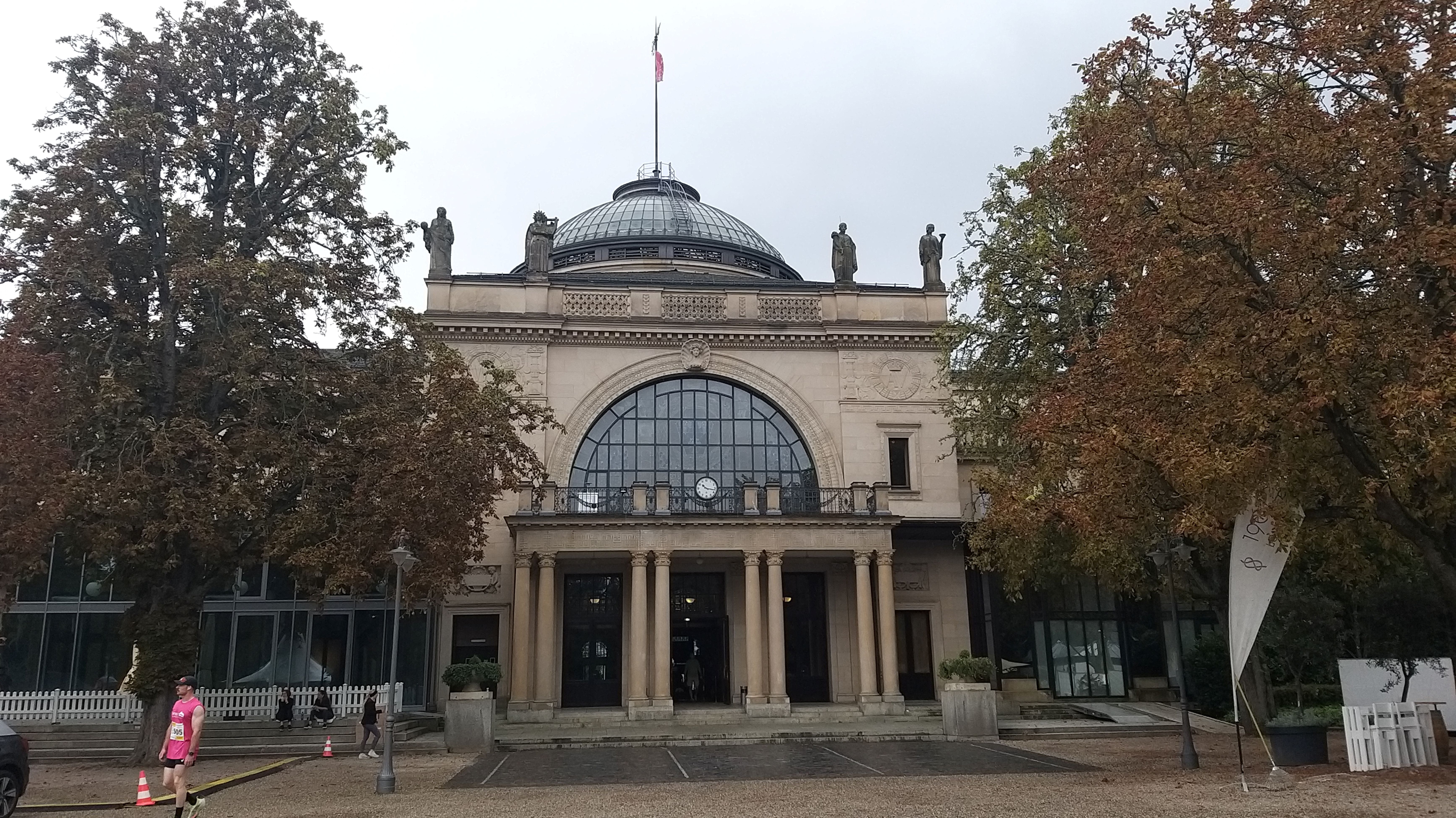 Wenig Zeit in Wiesbaden? Erleben Sie die Top-Sehenswürdigkeiten wie Kurhaus & Altstadt auf unserer 1-stündigen Kompakt-Führung. Ideal für einen schnellen Überblick. Jetzt buchen!