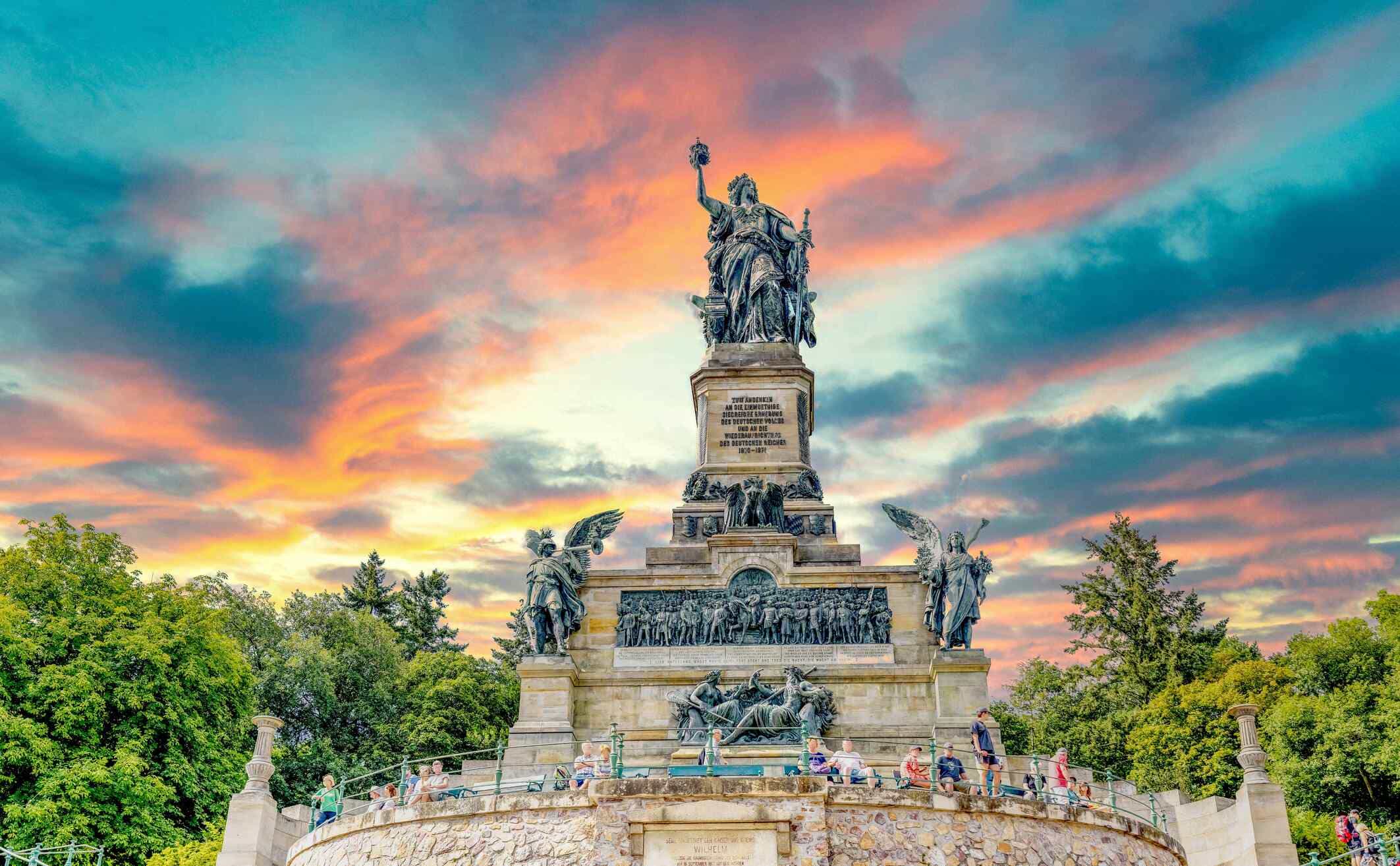 Erleben Sie die Geschichte der Germania hautnah! Buchen Sie eine private Führung direkt am Niederwalddenkmal in Rüdesheim und genießen Sie die einmalige Aussicht auf das Rheintal.