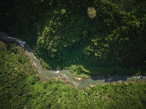 Fluss in der Nähe des Wasserkraftprojektes