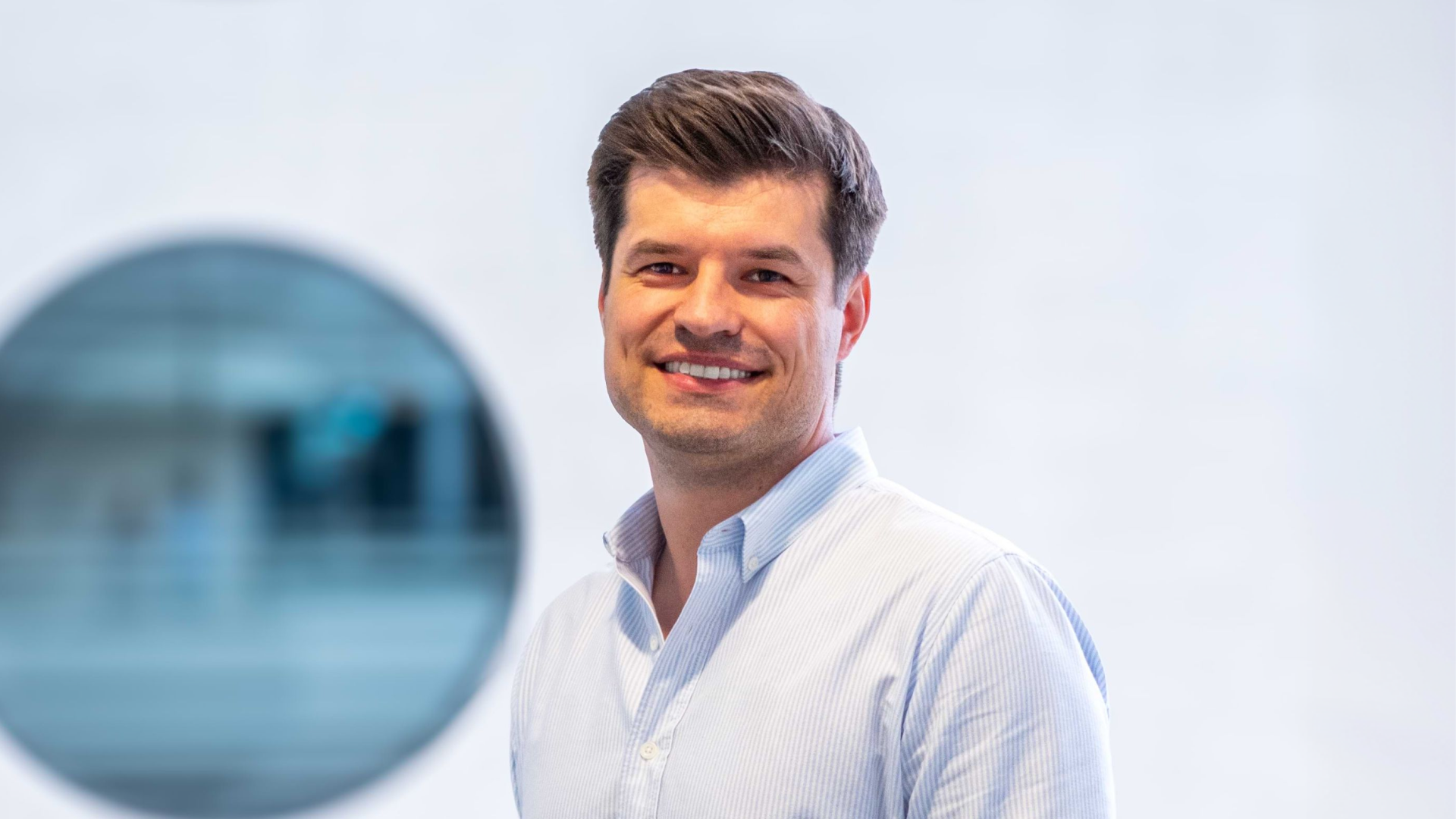 Portrait von Marek Szarmach, Leitung der Unternehmensentwicklung bei Alloheim Senioren-Residenzen SE