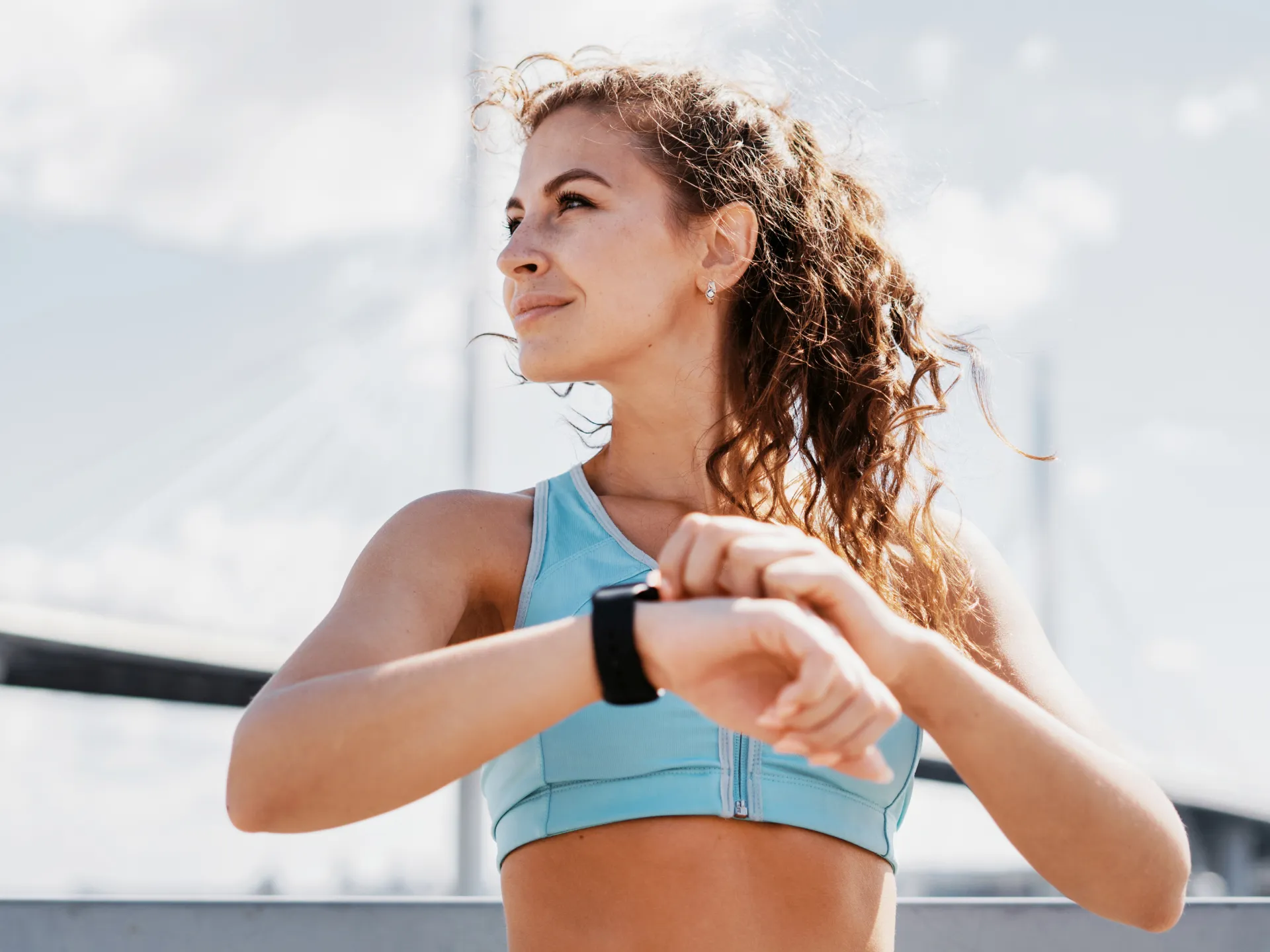 Sportive consultant sa montre connectée pendant son entraînement en extérieur