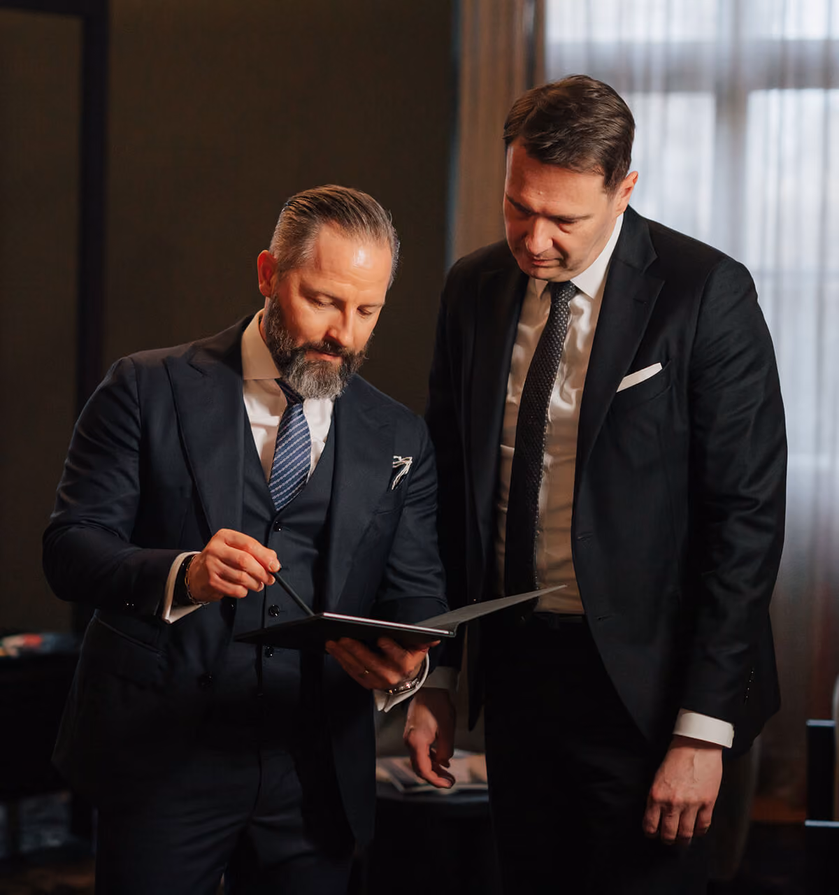 Jörg Kintzel und Patrick Nöckel schauen auf ein Dokument