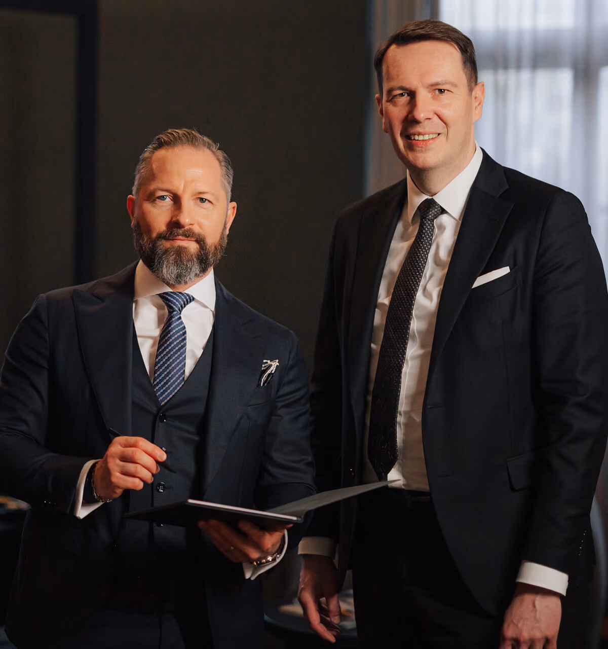 Jörg Kintzel mit Patrick Nöckel an einem Dokument