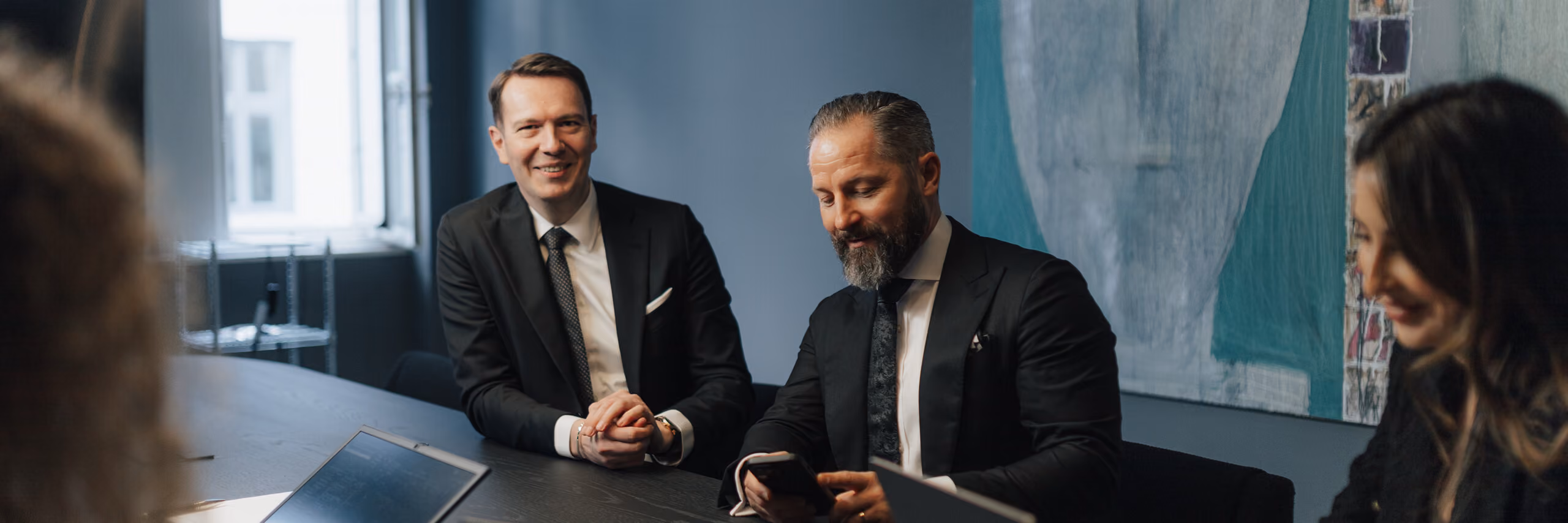 Team von Jörg Kintzel in einer Besprechung am Tisch