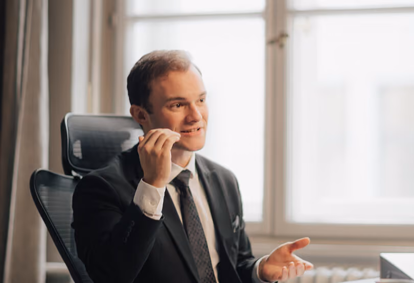 Daniel Reuter im Büro in einem Dialog