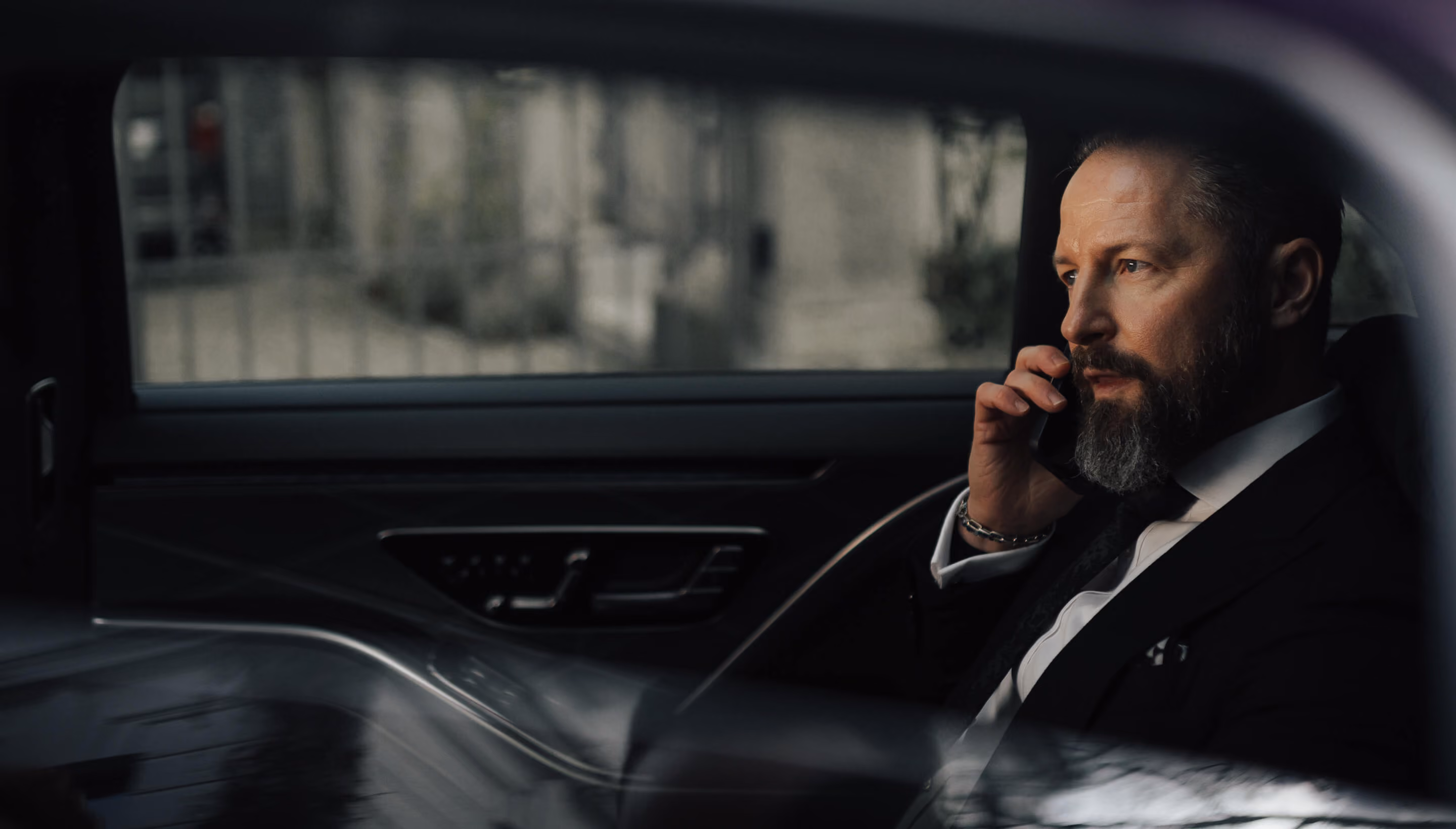 Bild von Jörg Kintzel mit Telefon am ohr