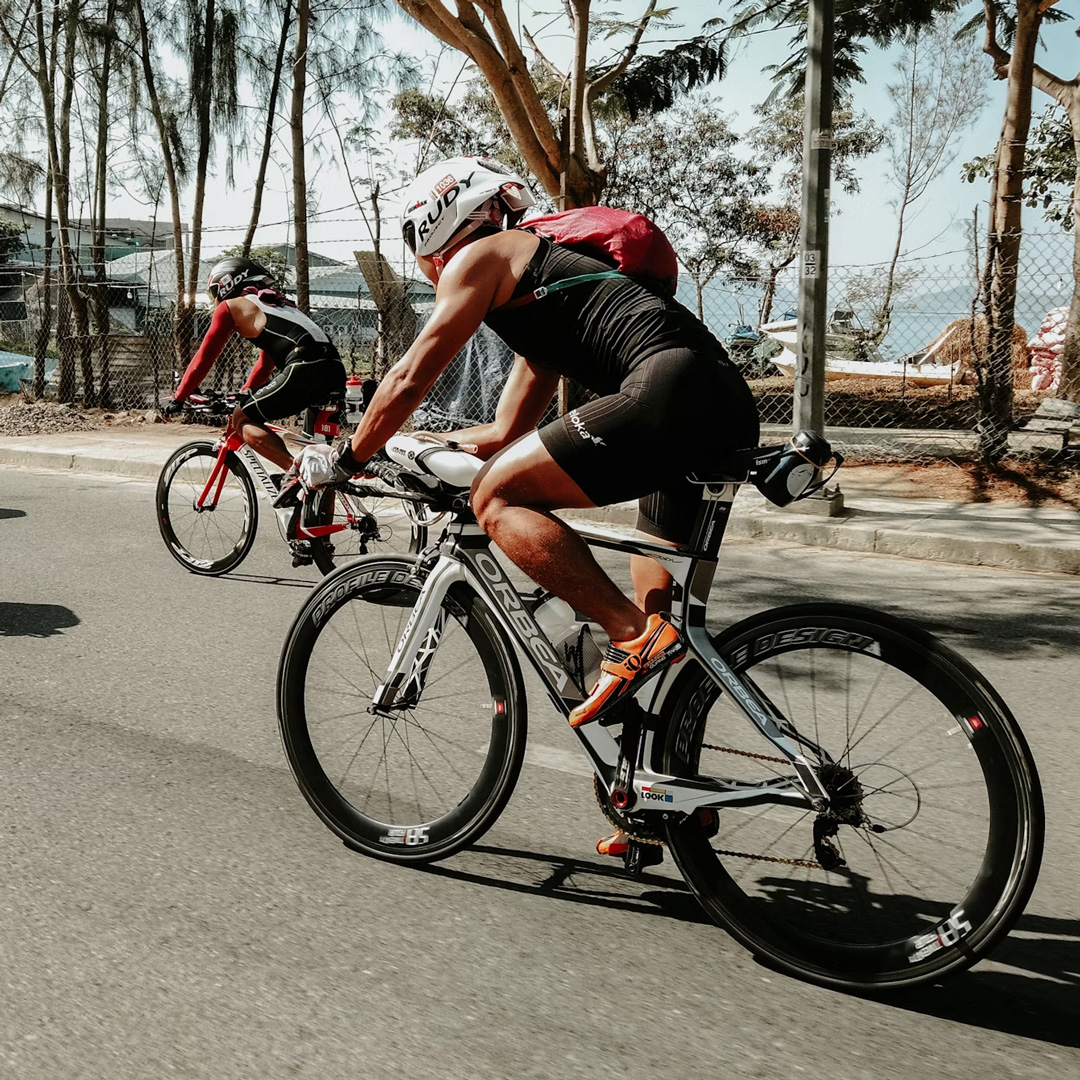 Triathlètes à vélo de contre-la-montre pendant la partie cycliste d’une course