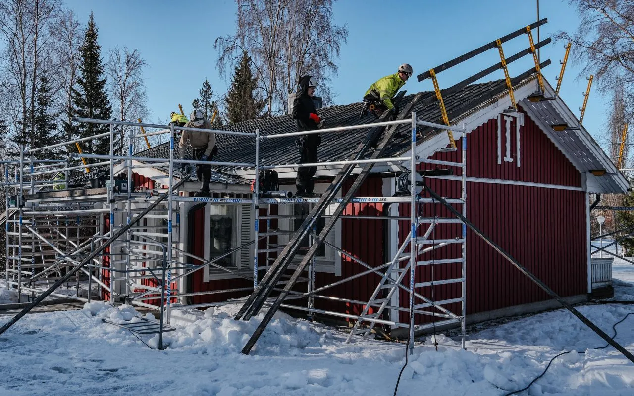 Restak tekemässä kattoremonttia