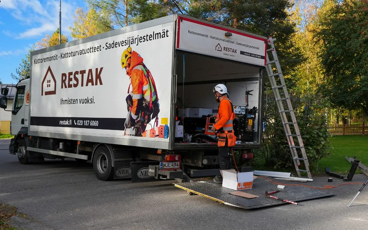 Restak tekemässä kattoremonttia