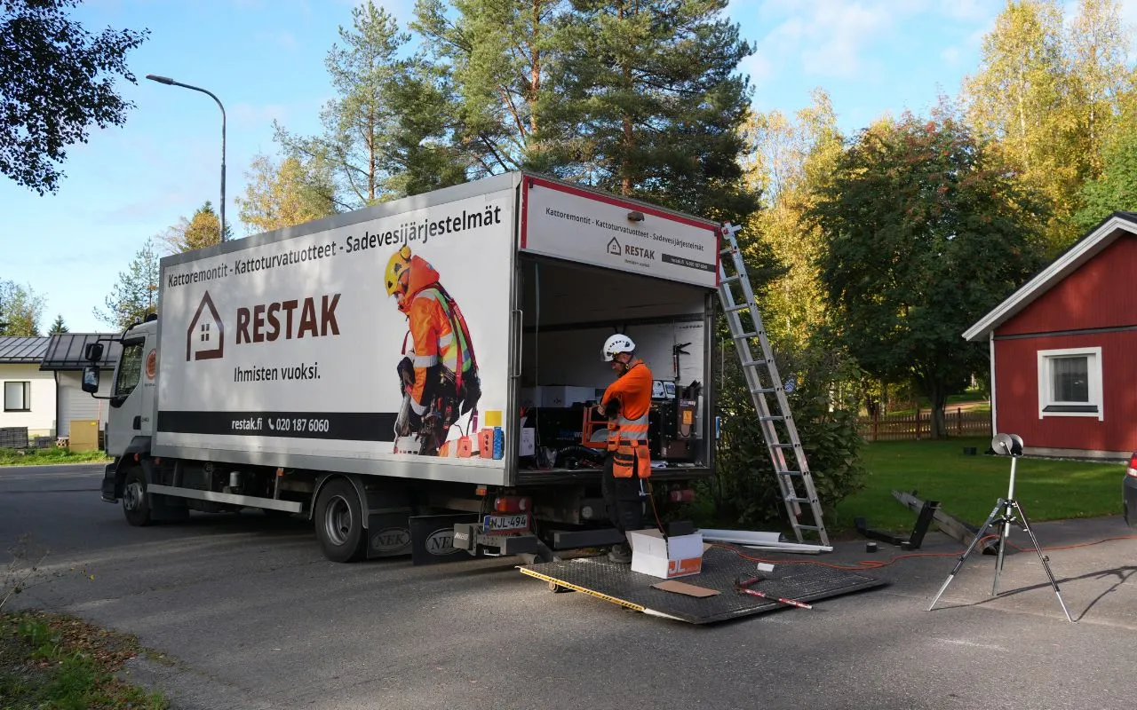 Restak tekemässä kattoremonttia