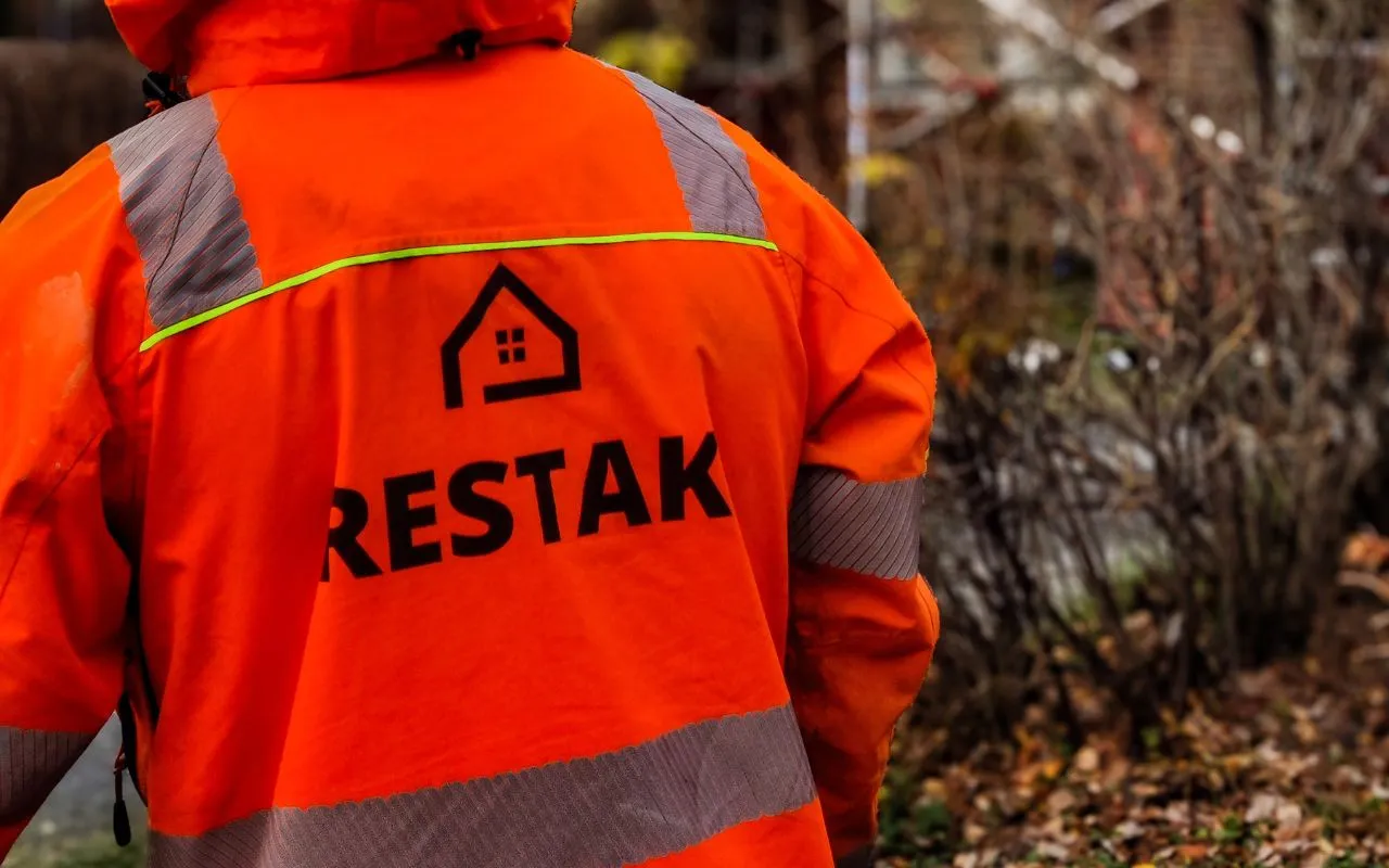 Restak tekemässä kattoremonttia