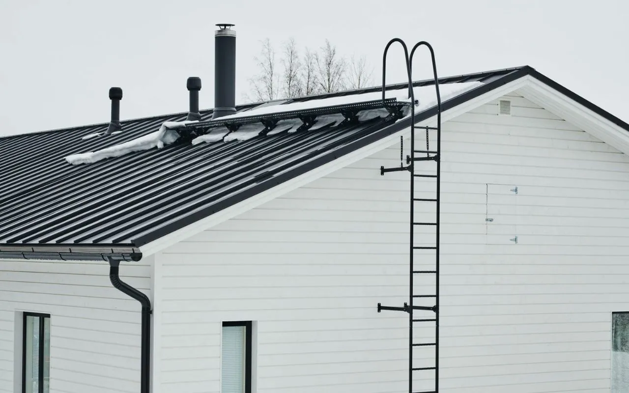Restak tekemässä kattoremonttia