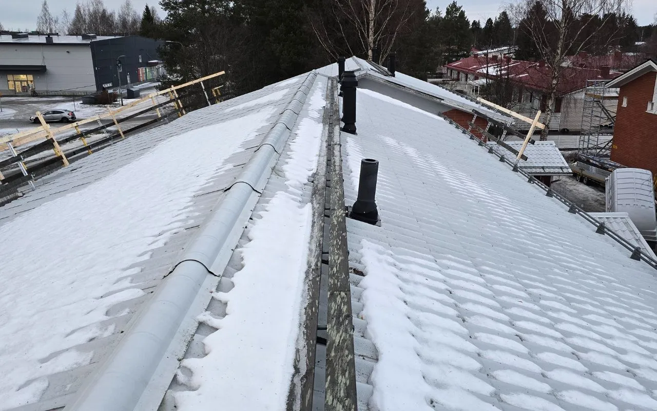 Restak tekemässä kattoremonttia