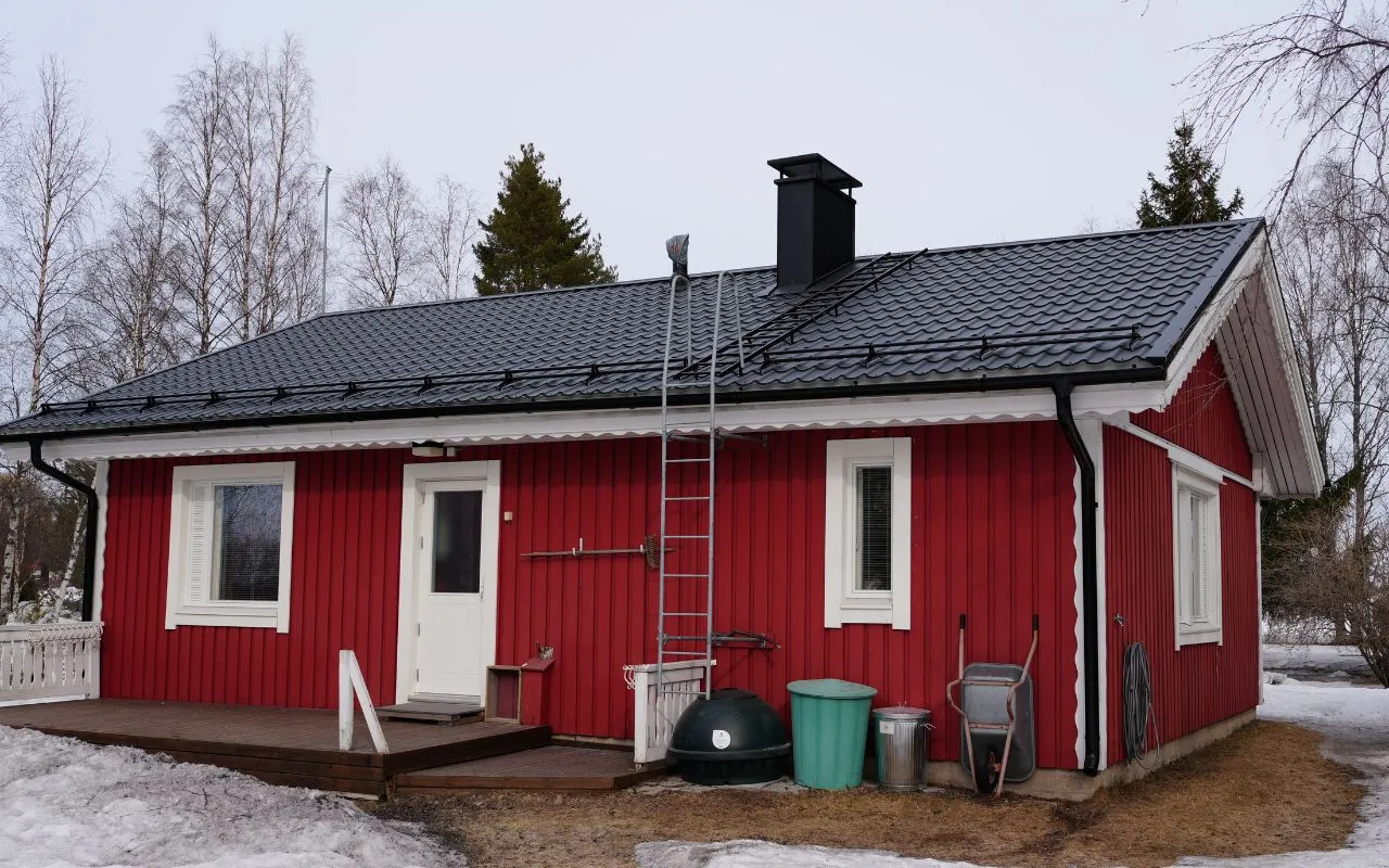 Restak tekemässä kattoremonttia