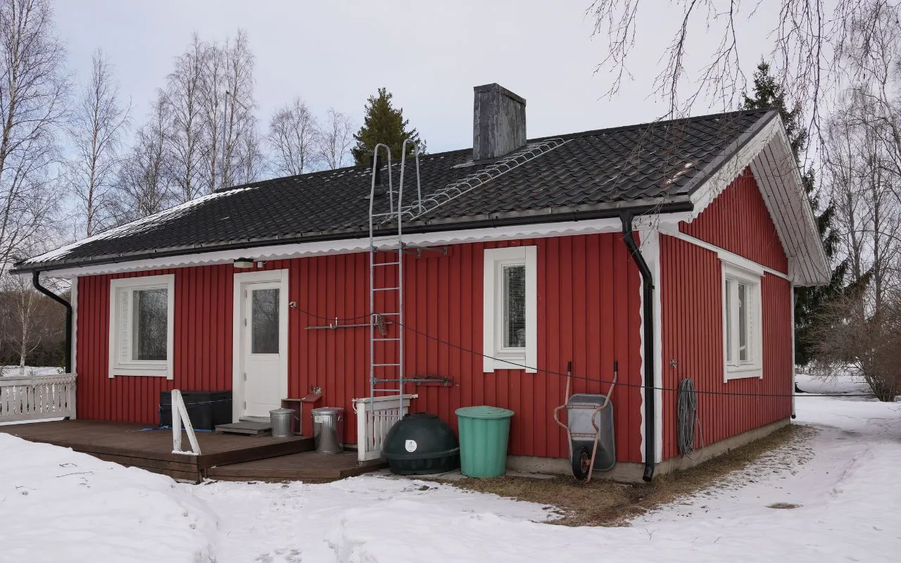 Restak tekemässä kattoremonttia