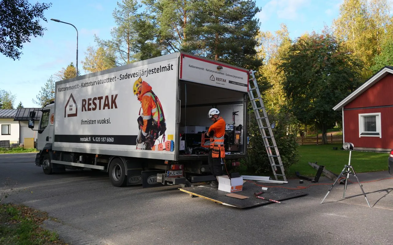 Restak tekemässä sadevesijärjestelmä remonttia