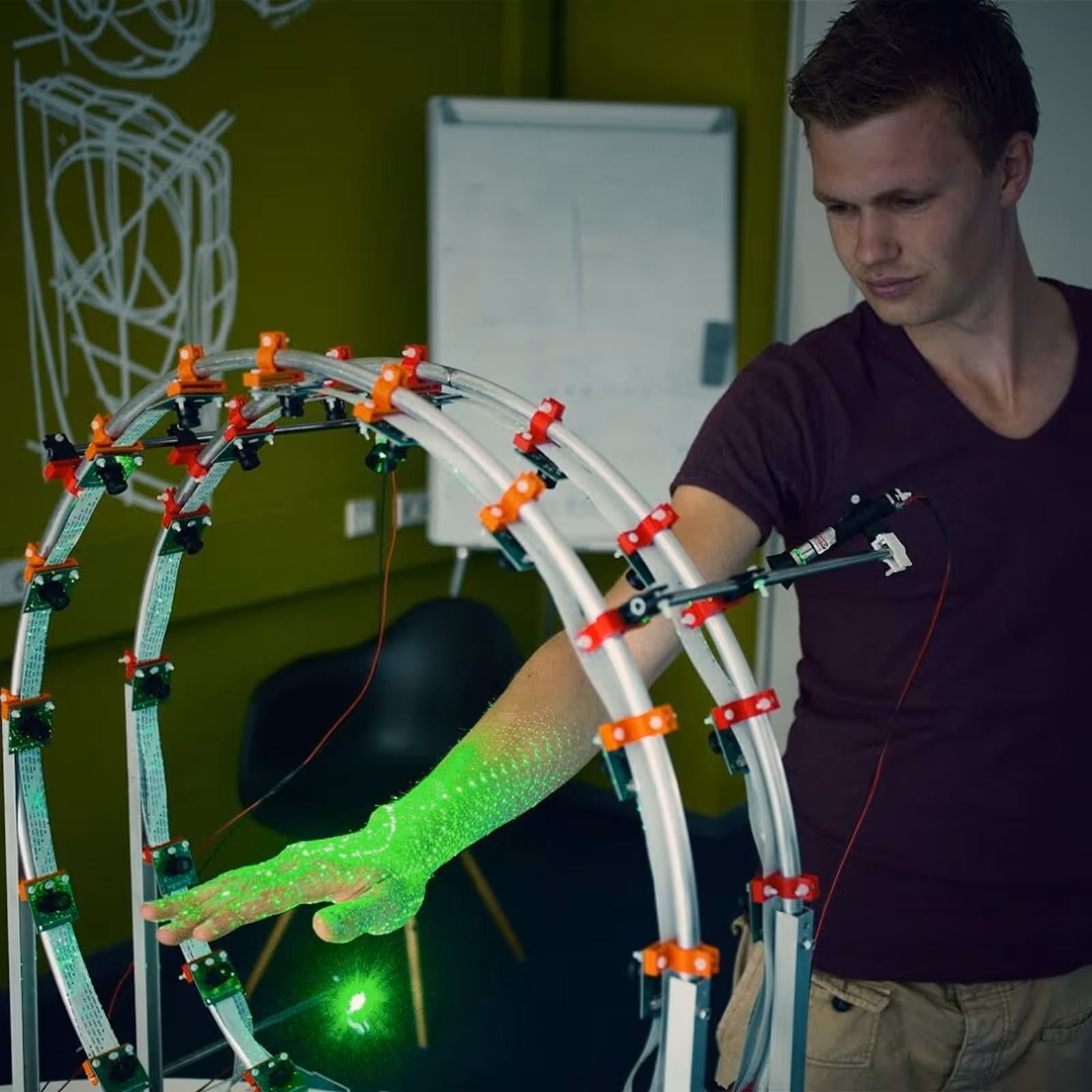 Gründer Pieter Smakman demonstriert sein Abschlussprojekt, einen frühen Prototyp des ManoX 2-Handscanners.