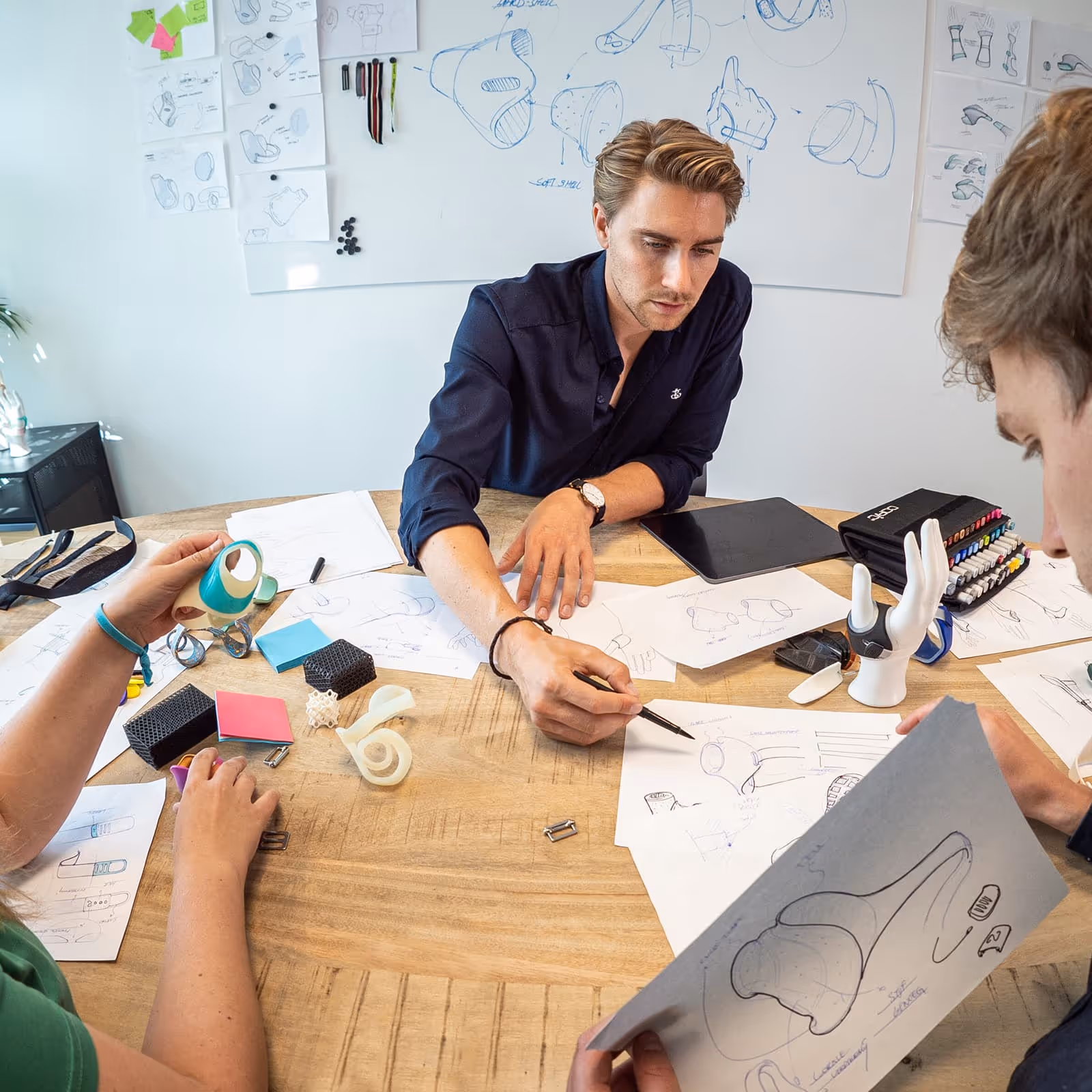 Team für manometrisches Design, das an Skizzen und Prototypen für Orthesen zusammenarbeitet.