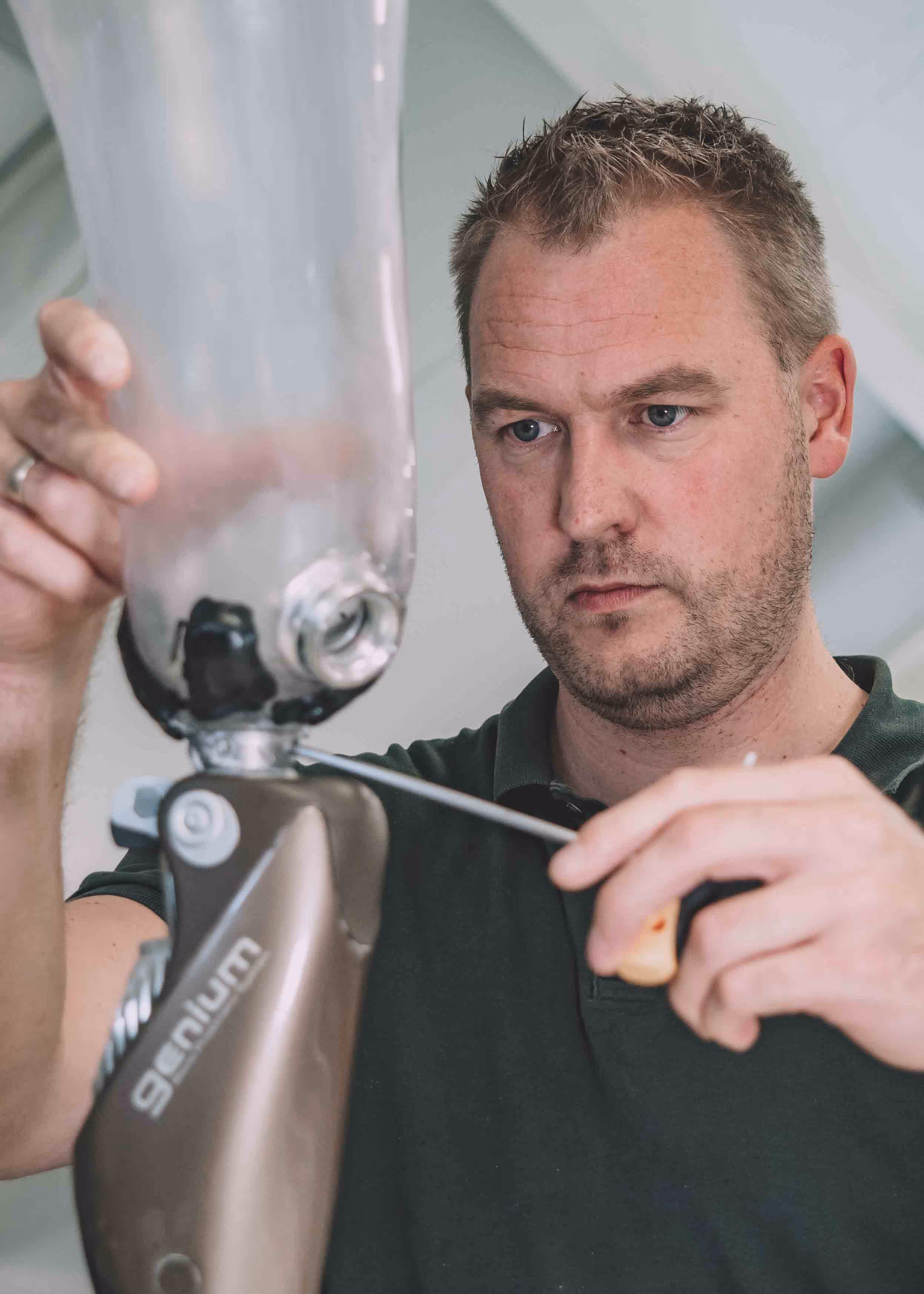 Manometrische specialist die een beenprothese aanpast.