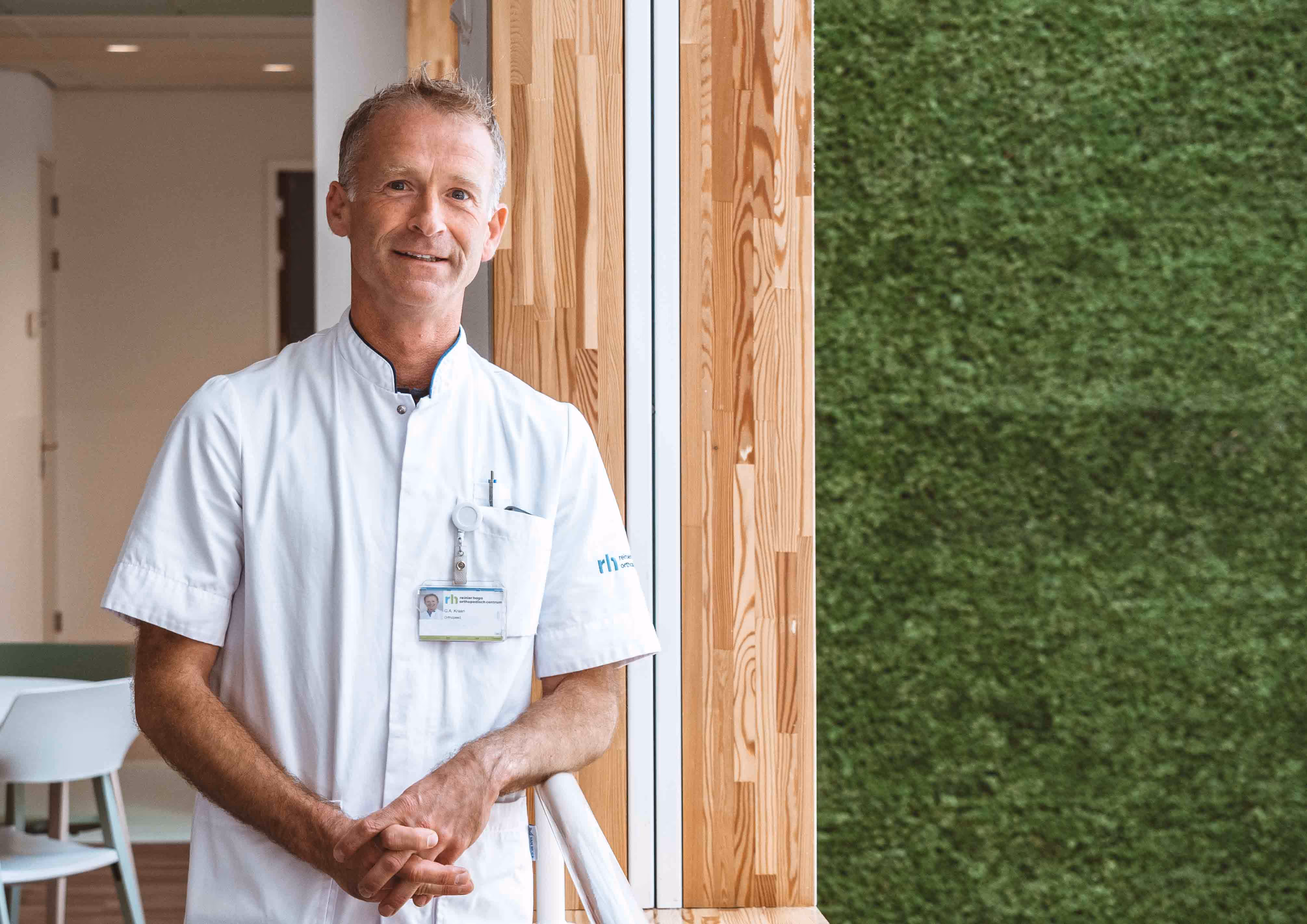 Manometrische verwijzer en medische professional die in een ziekenhuisgang staat met een witte jas aan.