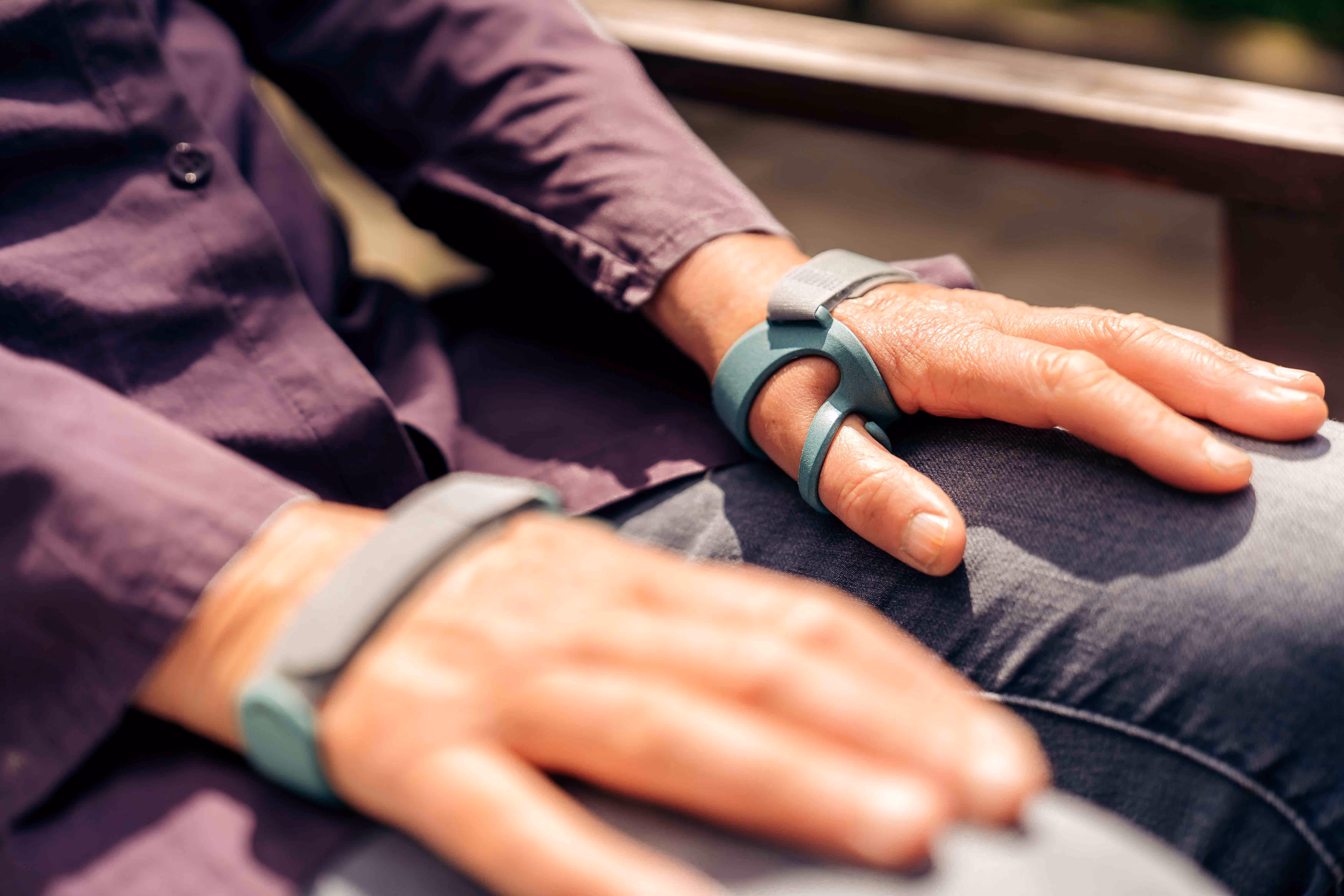 Close-up van een persoon die buiten een Manometric Mano Air-handbeugel draagt.