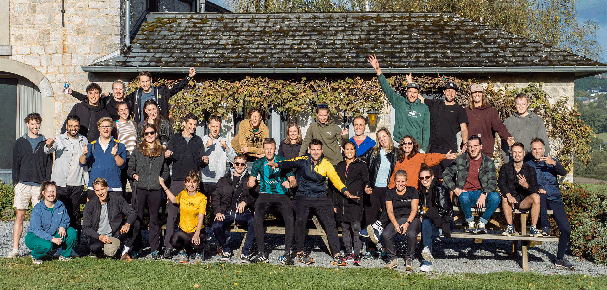 Manometrisches Teamgruppenfoto während eines Firmen-Retreats in den Ardennen.