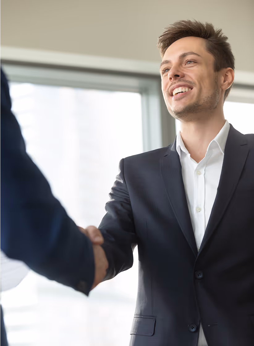 Lächelnder Geschäftsmann in formeller Kleidung – Symbolbild für Professionalität, Kundenorientierung und den „Clients-First“-Ansatz von MIND.