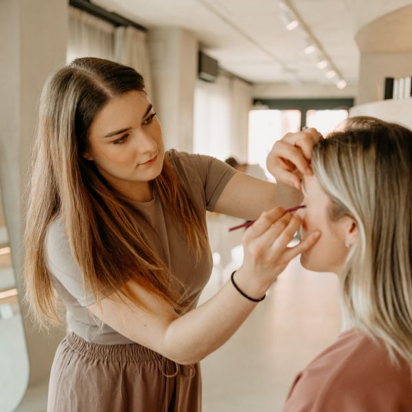 kosmetička se věnuje klientce v YOA Beauty Studio Liberec