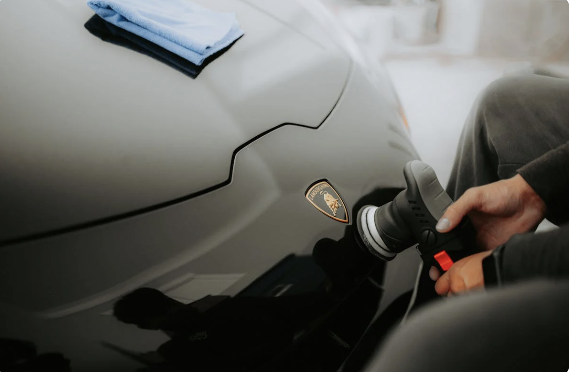 Waarom auto polijsten méér is dan alleen glans terugbrengen